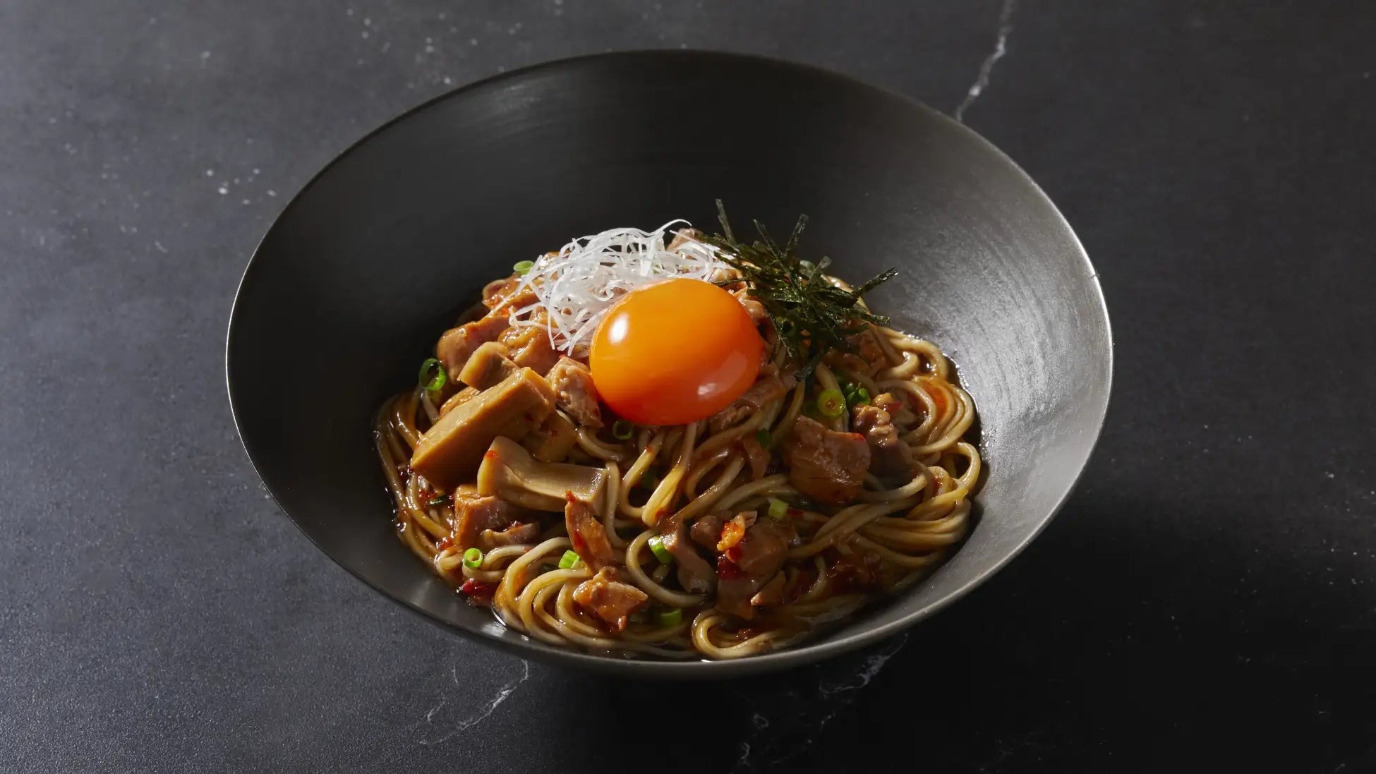 酸味と辛味がたまらない『絶品ピリ辛まぜそば』