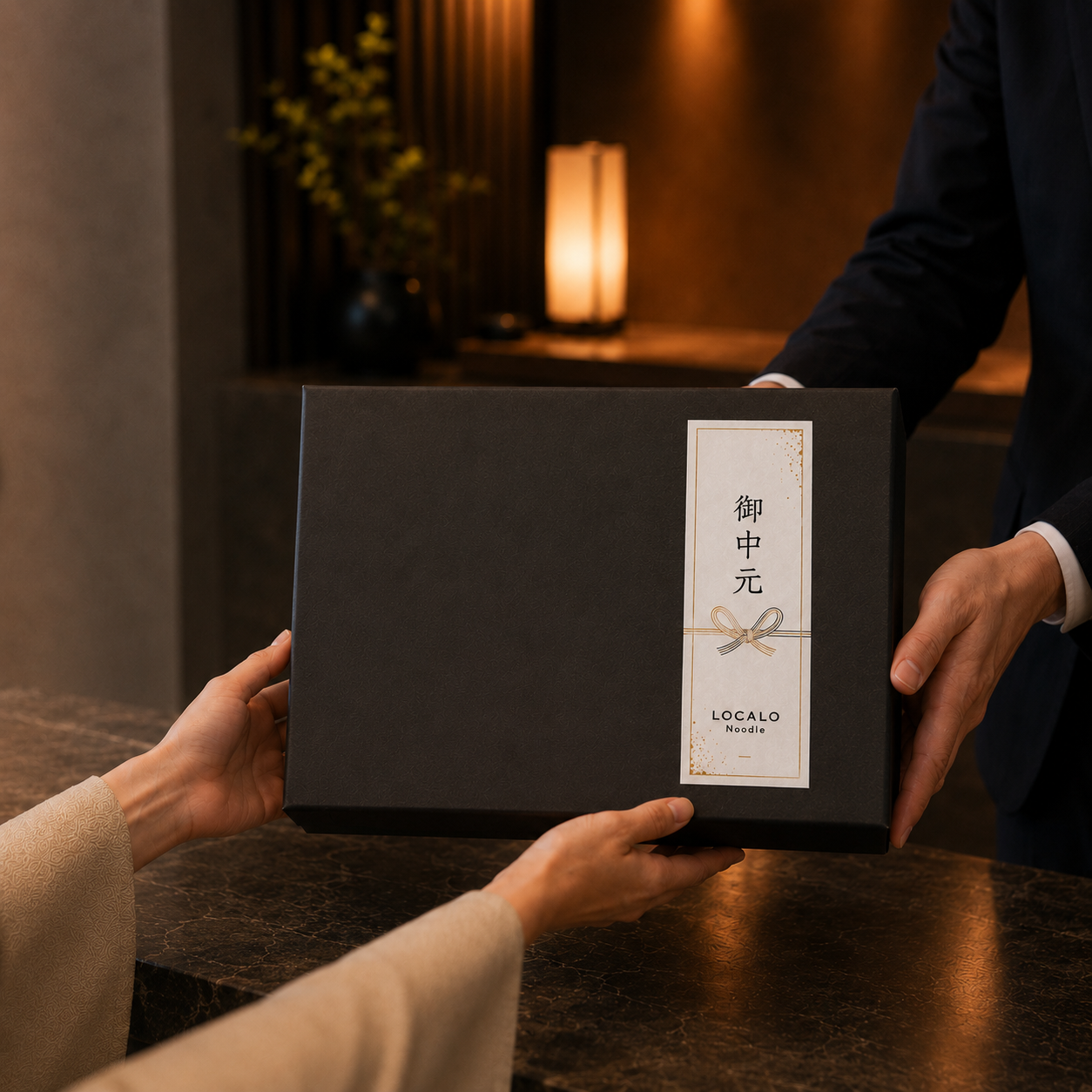 LOCALO Noodleのお中元ギフトを手渡すシーン