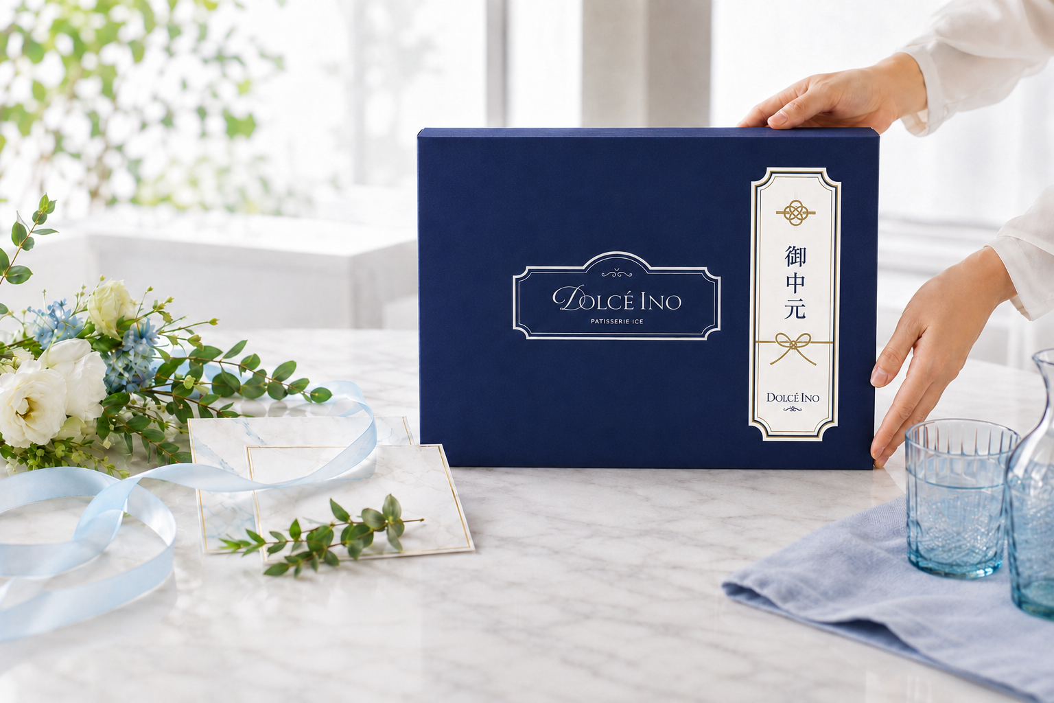 Dolce Inoのし付きギフト箱を正面から見せるお中元ギフトシーン